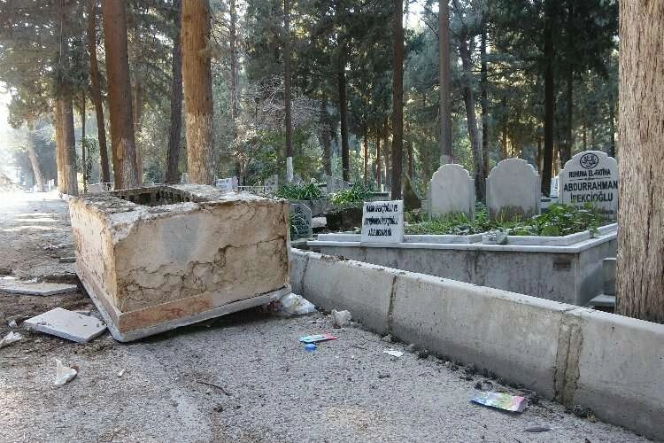 Hatay'da inanılmaz görüntüler mezarlar hasar gördü, bazıları yola uçtu haberinin görseli