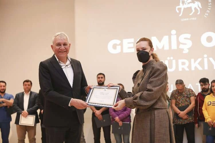 Deprem bölgesinden dönen DEÜ ekiplerine teşekkür belgesi haberinin görseli