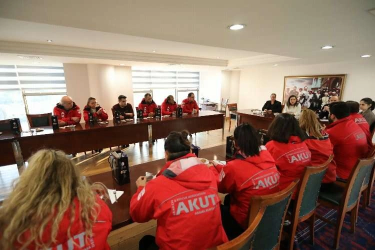 Başkan Ceretoğlu Sengel, AKUT Selçuk ekibiyle buluştu haberinin görseli