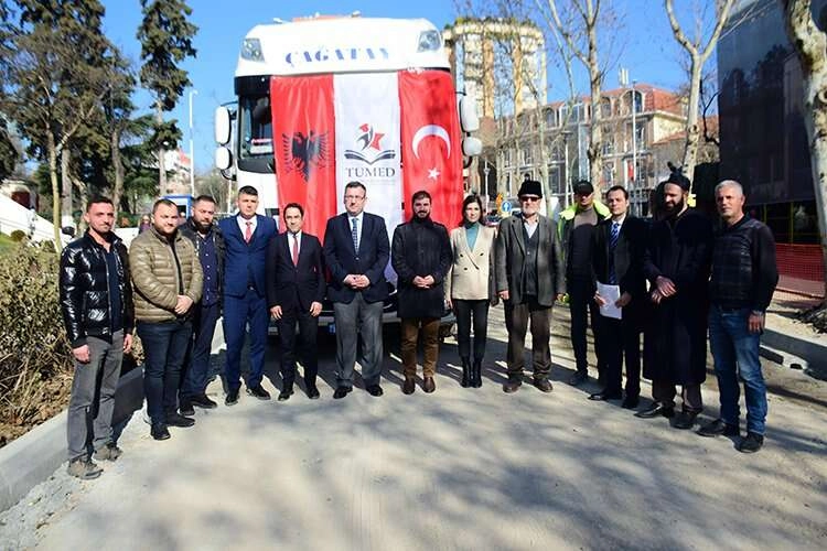 Arnavutluk'tan bir yardım tırı daha yola çıktı haberinin görseli