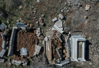 Depremler mezarlıkları da tahrip etti galerisinin önkapak görseli