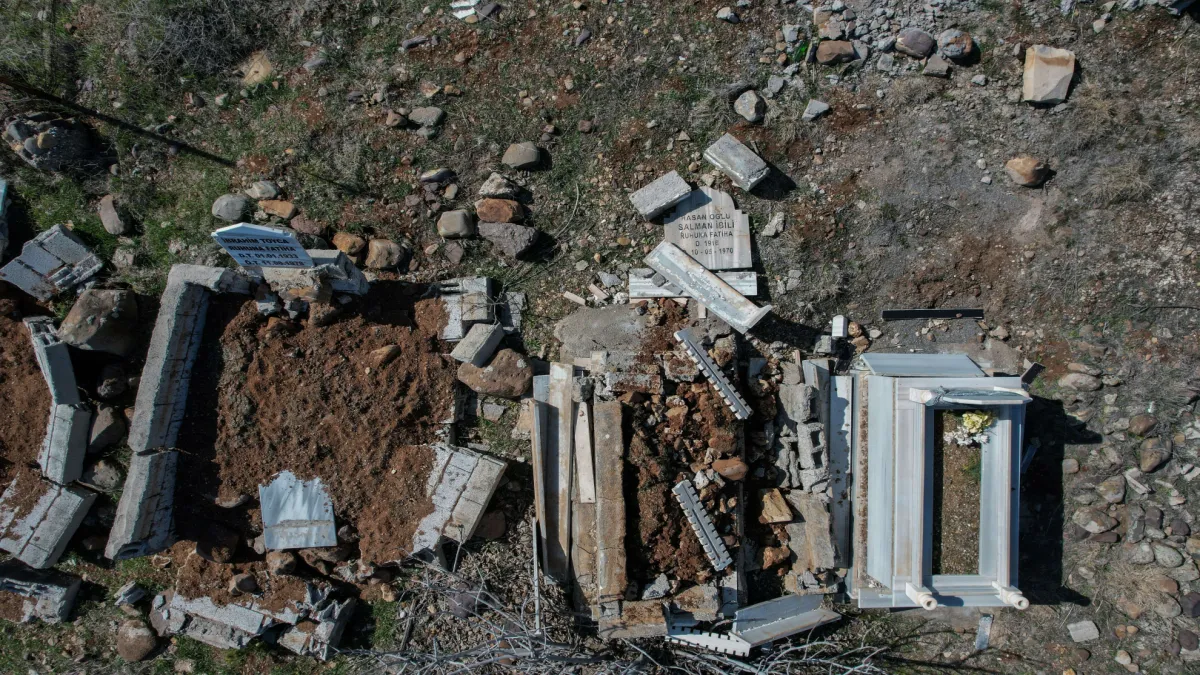 Depremler mezarlıkları da tahrip etti - 534