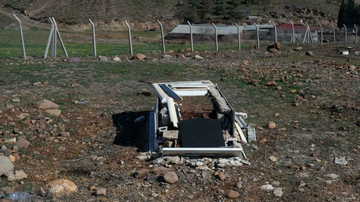 Depremler mezarlıkları da tahrip etti - 533