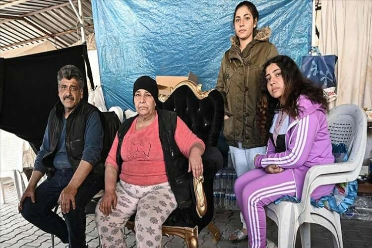 Kızlarının geleceğini düşünüyor haberinin görseli