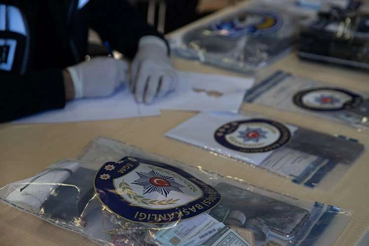 Enkazda bulunan telefon, tablet ve bilgisayarlar polis gözetiminde haberinin görseli