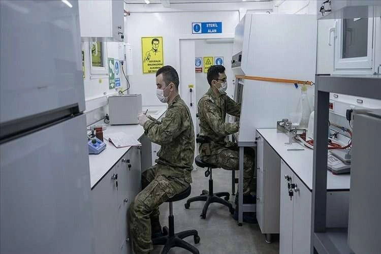 TSK'nın mobil laboratuvarları halk sağlığı için deprem bölgesinde haberinin görseli