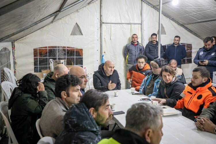 İzmir Büyükşehir, 5 binin üzerinde depremzedeyi konteyner kente taşıyacak haberinin görseli