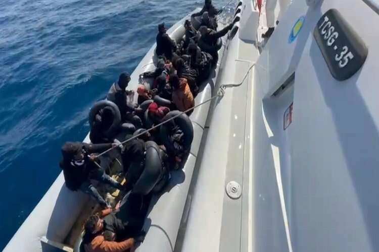 İzmir Çeşme açıklarında 30 düzensiz göçmen kurtarıldı haberinin görseli