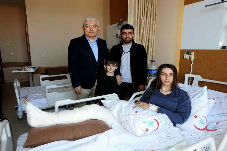 Çeşme'de ameliyata alınan depremzede enkaz altında yaşadığı zor anları anlattı haberinin görseli