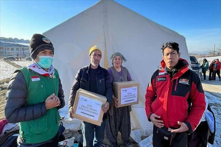 Endonezyalı hayırseverler afetzedelere yardım eli uzattı haberinin görseli