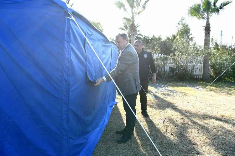 Bornova'nın çadırları deprem bölgesinde kurulmaya başladı haberinin görseli
