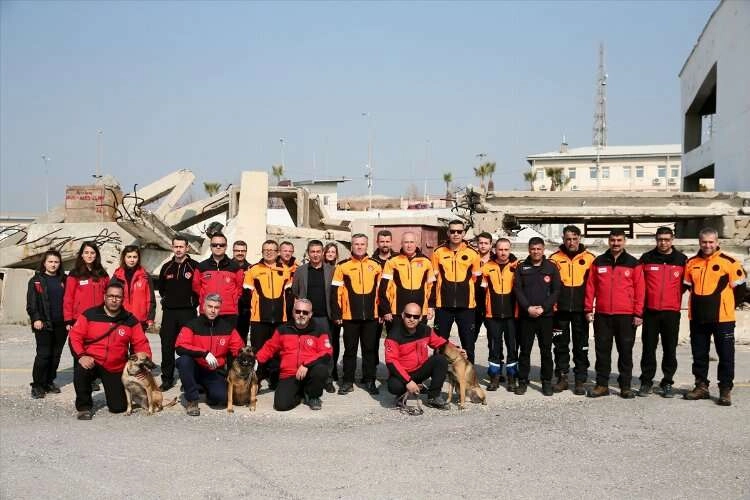 İzmir İtfaiyesi ekipleri, arama kurtarma köpekleriyle enkaz altındakilerin yerini tespit etti haberinin görseli