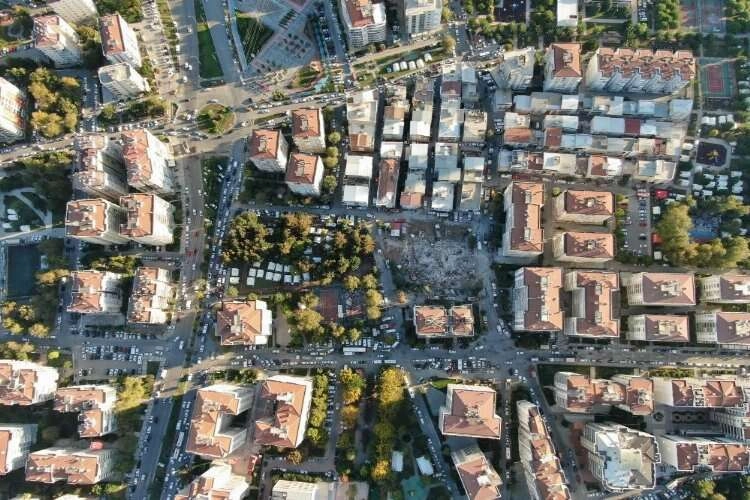 İzmir'de depremde ağır hasar alan binaların yıkımı tamamlandı haberinin görseli