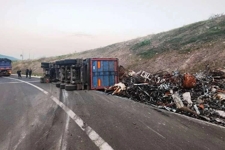 İzmir Aliağa'da kontrolden çıkan hurda yüklü çekici devrildi haberinin görseli