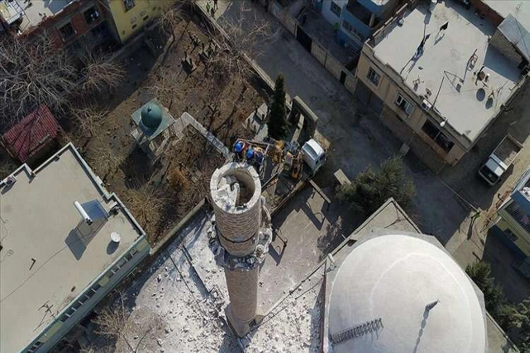 Şanlıurfa'da depremde hasar gören minare kontrollü yıkıldı haberinin görseli