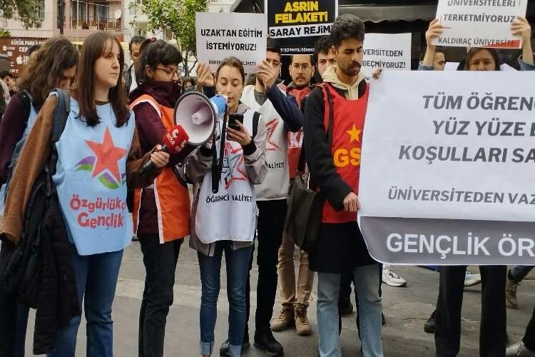 Öğrencilerden ‘uzaktan eğitim’ eylemi: Kampüslerimizde bir arada olacağız haberinin görseli
