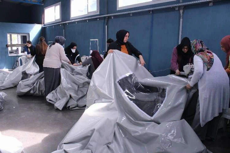 Her ilmeğinde emek var: Deprem bölgesi için çadır yapıyorlar haberinin görseli