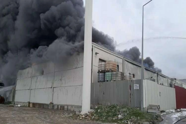Aliağa'da geri dönüşüm tesisinde yangın çıktı haberinin görseli