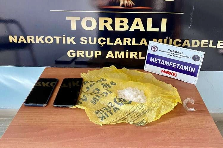 Torbalı'da aile görünümlü uyuşturucu tacirleri tutuklandı haberinin görseli