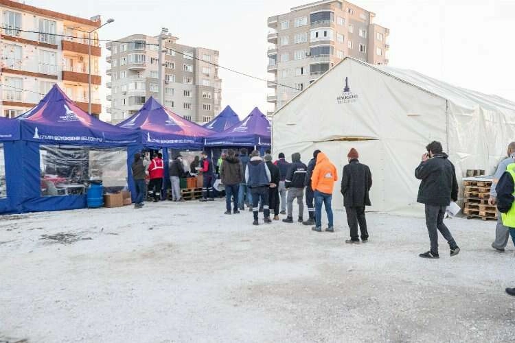 İzmir, Adıyaman'da depremin yaralarını sarmak için çalışıyor haberinin görseli