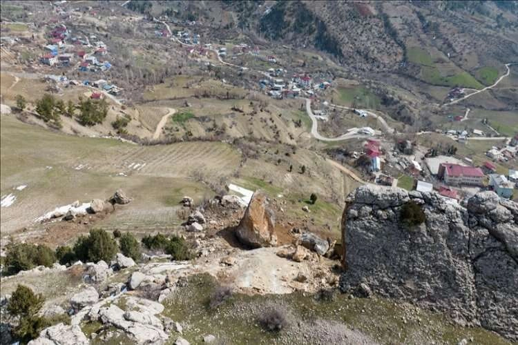 Şahinkayası'nın depremde kopan parçaları, mahalleyi tehdit ediyor haberinin görseli