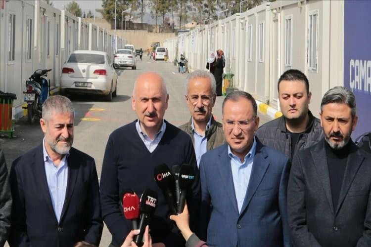 Bakan Karaismailoğlu: Hasarsız binalarda dükkanlarımız faaliyete geçmeye başladı haberinin görseli