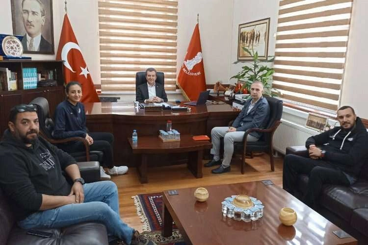 Depremzede voleybol sporcusu İrem Kul'a Başkan Koştu, sahip çıktı haberinin görseli