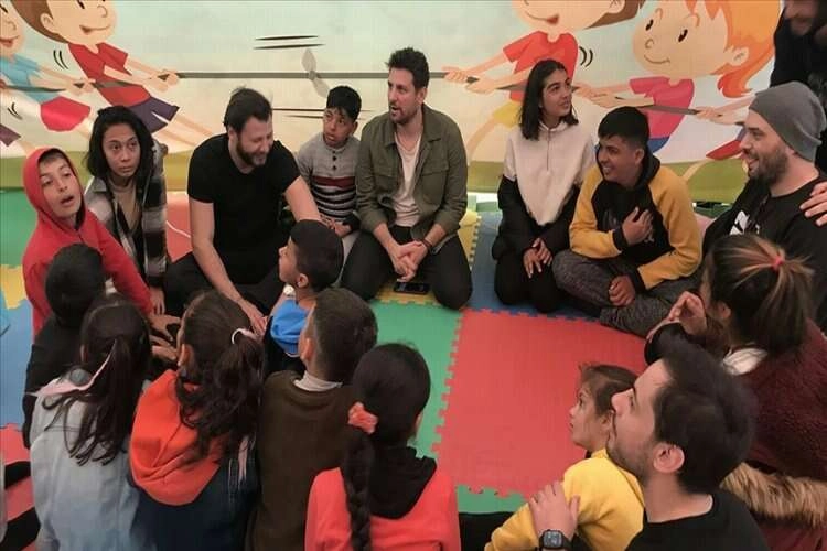 Sinema ve dizi oyuncuları konteyner kentte çocuklarla bir araya geldi haberinin görseli