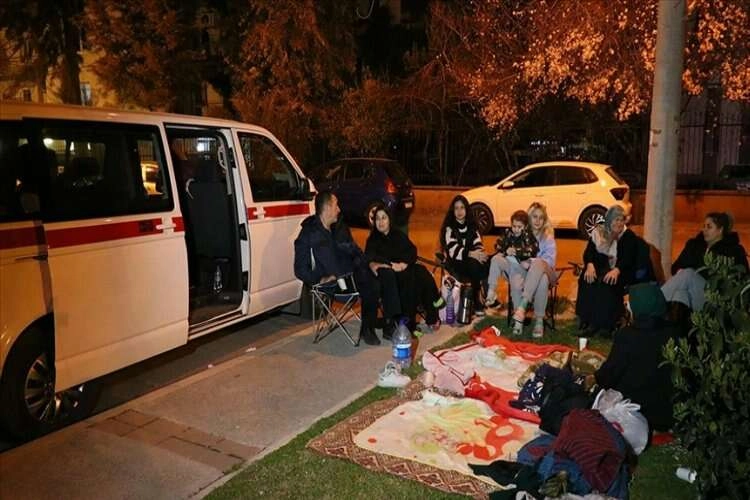 İzmir'de deprem sonrası vatandaşlar çadır ve araçlarda konakladı haberinin görseli