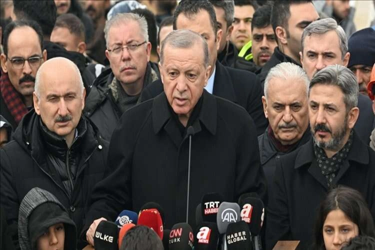 Cumhurbaşkanı Erdoğan: Depremzedelerimize 15 bin lira taşınma yardımını bugün itibarıyla ödemeye başlıyoruz haberinin görseli