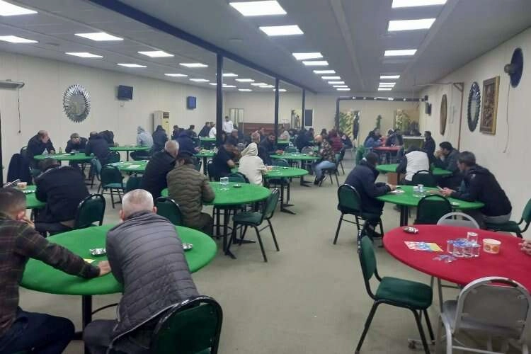 Bornova'da mührü bozup kumar oynamaya devam ettiler haberinin görseli