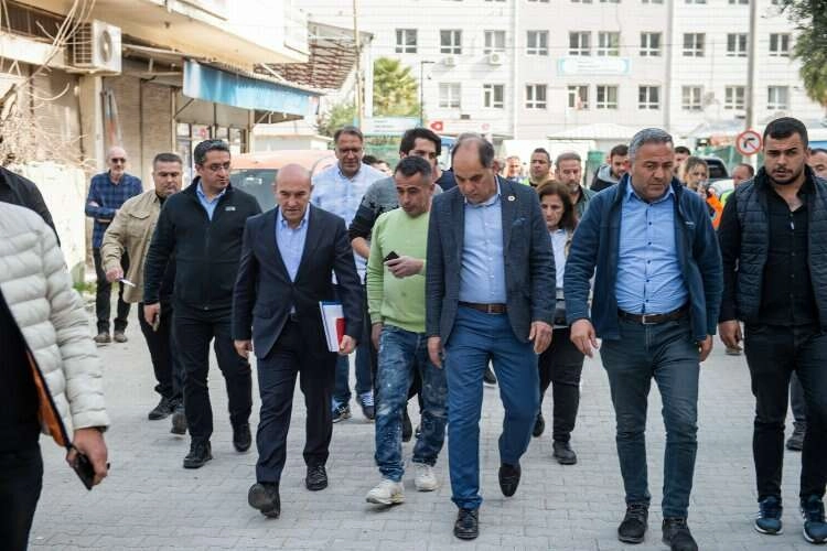 Başkan Soyer Osmaniye’deki depremzedelerle bir araya geldi haberinin görseli