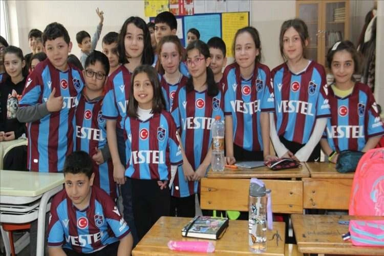 Trabzonspor öğrencilere 11 bin 461 forma hediye ediyor haberinin görseli