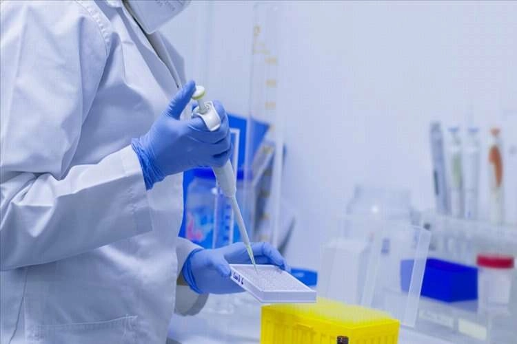 Yapay zeka ile tasarlanmış ilk Kovid-19 ilacının klinik denemeleri başladı haberinin görseli