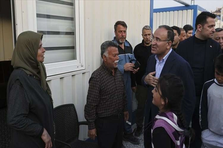 Bozdağ, Gaziantep'te kurulan konteyner kenti ziyaret etti haberinin görseli