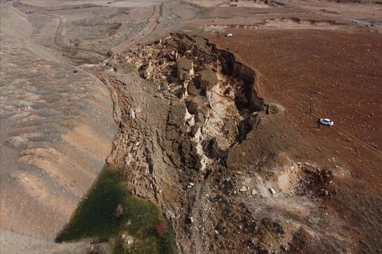 Depremde oluşan devasa yarık havadan görüntülendi haberinin görseli