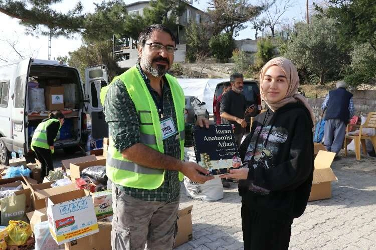 İzmir depreminde oğlunu kaybeden baba tıp öğrencisinin isteğine koştu haberinin görseli