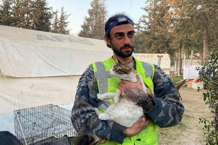 O, depremzede hayvanların kahramanı haberinin görseli