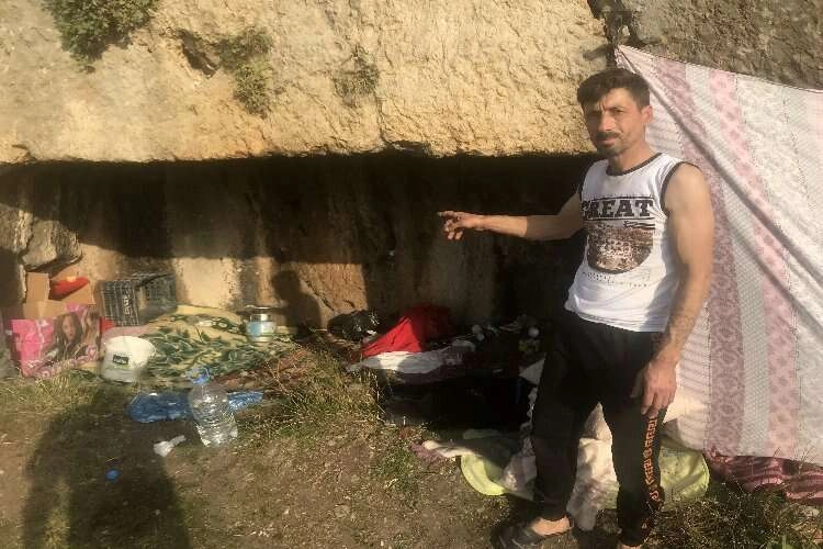 Depremde evi yıkıldı mağaraya yerleşti haberinin görseli
