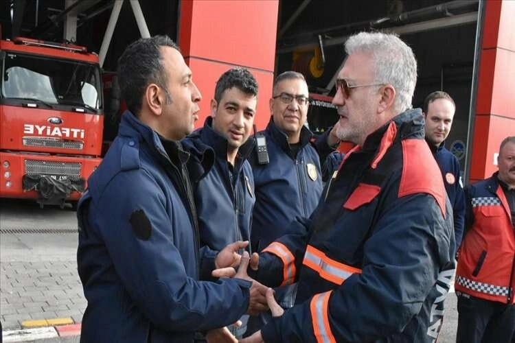 Ünlü isimler afetzedelerle bir araya geldi haberinin görseli