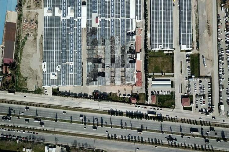Ağır hasarlı fabrikasının mutfağında 23 bin kişiye yemek çıkarıyor haberinin görseli