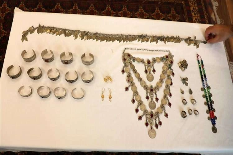Afganistan'daki kadınlar takılarını afetzedelere gönderdi haberinin görseli