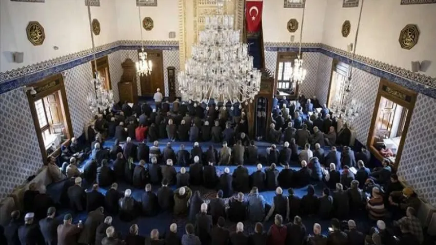 Tarihi camilerde afetzedeler için mevlit okutuldu haberinin görseli