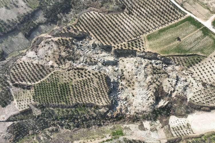 Hatay’daki dev yarık uzaydan gözüküyor haberinin görseli