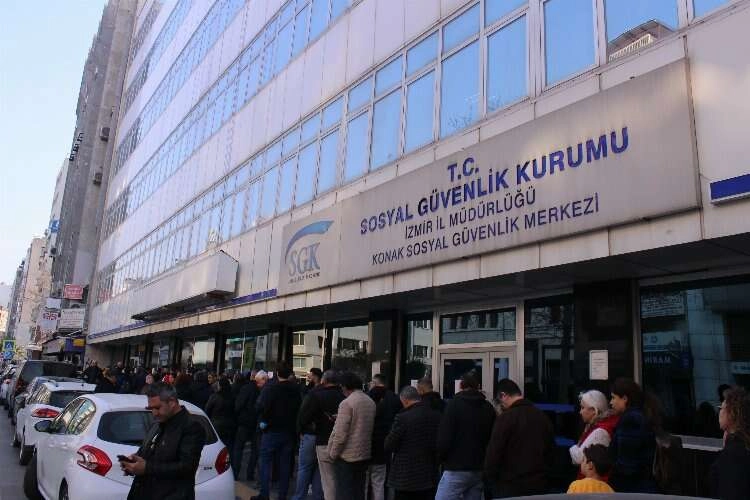 İzmir'de EYT'liler SGK önünde uzun kuyruklar oluşturdu haberinin görseli