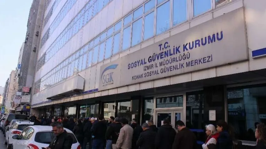 İzmir'de EYT'liler SGK önünde uzun kuyruklar oluşturdu haberinin görseli