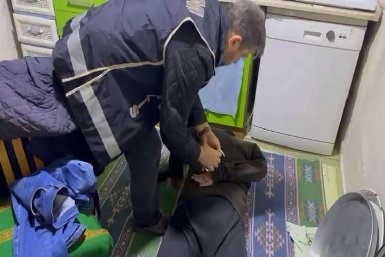 İzmir merkezli tefecilik operasyonunda 9 kişi serbest bırakıldı haberinin görseli