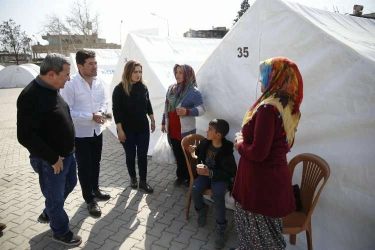 Başkan Batur Konak’ın çadır kentini ziyaret etti haberinin görseli