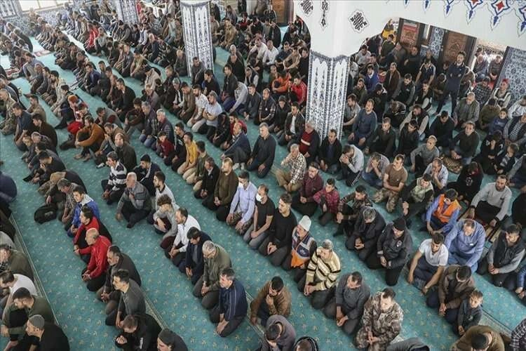 Depremden etkilenen 4 ilde cuma namazı kılındı haberinin görseli
