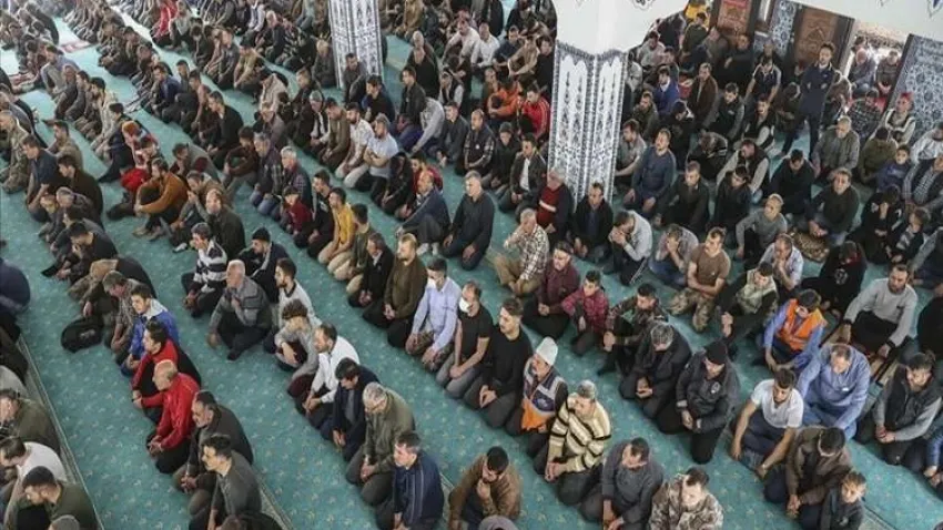 Depremden etkilenen 4 ilde cuma namazı kılındı